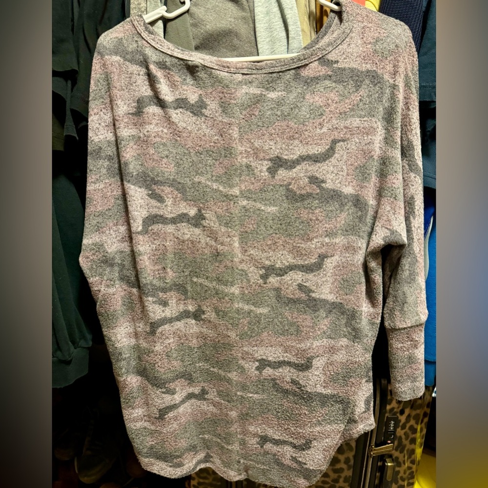 Market & Spruce 3/4 Sleeve Camo Top